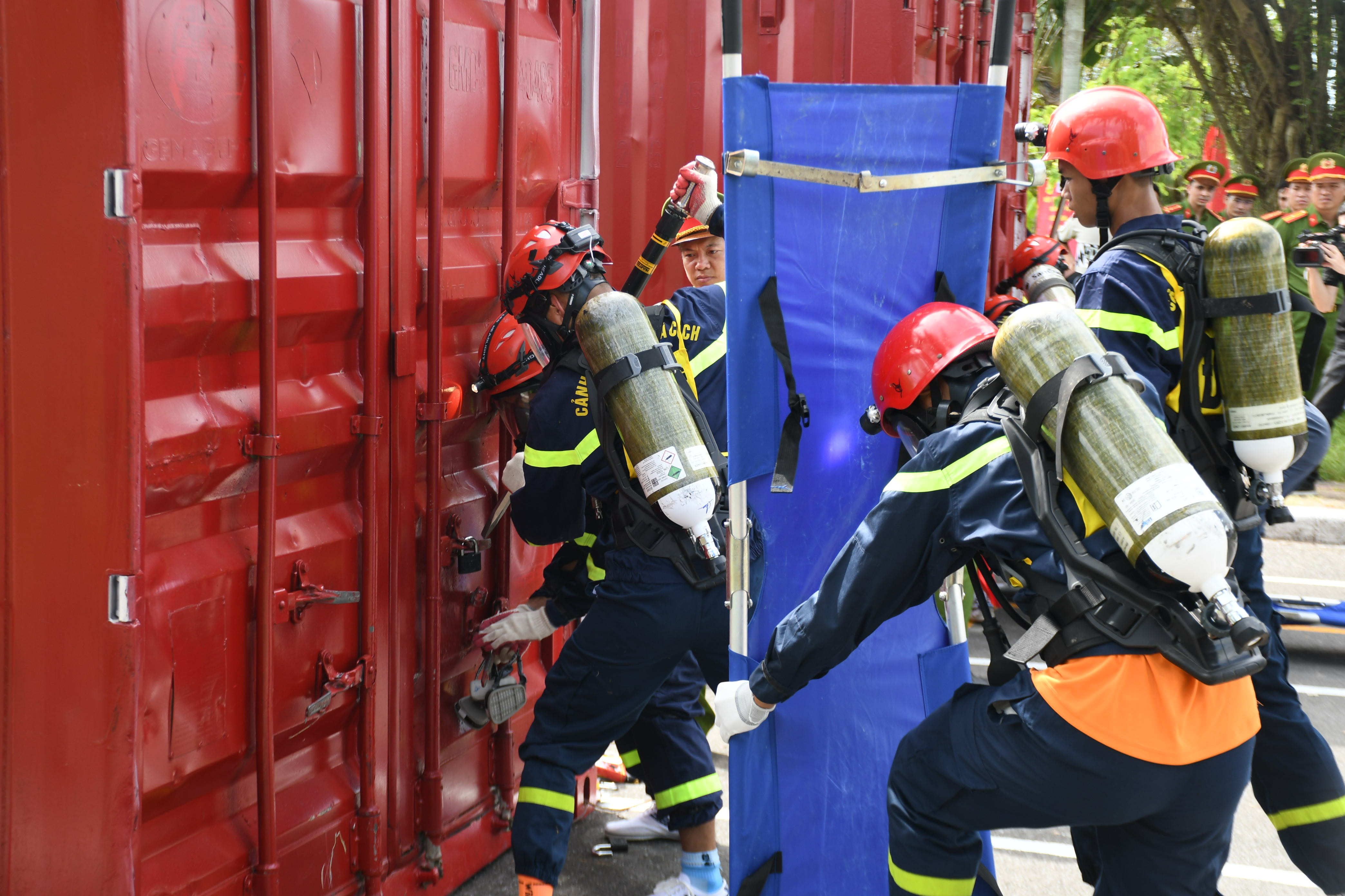 Kỹ năng phá cửa cuốn, cửa xếp khi có sự cố cháy, nổ xảy ra